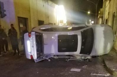 Racale, suv si ribalta in centro città, conducente ferito