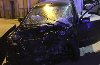 Canosa, auto contro edificio, 26enne sbalzato fuori: morto sul colpo