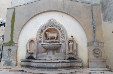 Nardò, distrugge l’anfora della fontana si ferisce e chiede i danni: «Mi è caduta addosso», ma è un bluff