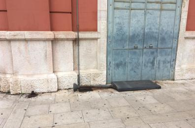 Bari, crolla pannello informativo con storia del teatro Petruzzelli