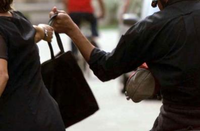 Bari, adesca trans in stazione, poi le ruba la borsa e scappa: a fermarlo i passanti

