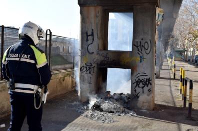 Bari, materasso di un clochard dato alle fiamme in Corso Italia