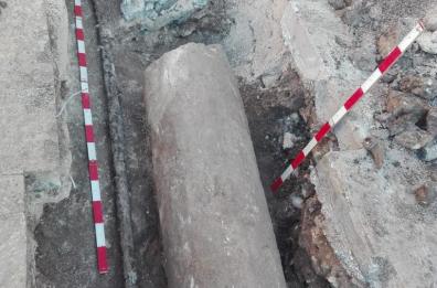 Giovinazzo, durante lavori di allaccio a rete idrica spunta un'antica colonna
