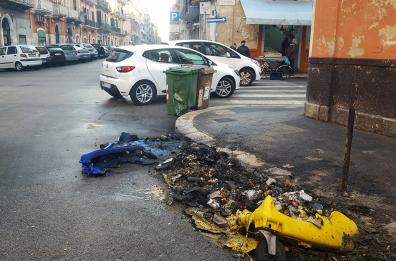 Bari, a fuoco due cassonetti della raccolta differenziata al quartiere Libertà