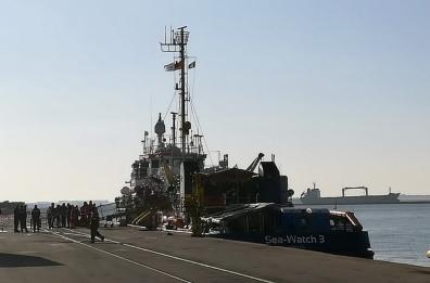 Taranto, sbarcati al molo S.Cataldo i 119 migranti a bordo della Sea Watch 3
