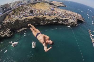 Polignano, la magia dei tuffi torna a brillare: il 19 luglio tappa italiana