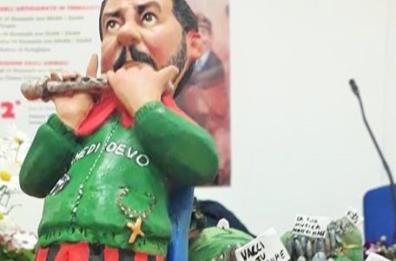 Salvini è «Il mago del piffero»: il fischietto vincitore del concorso di Rutigliano