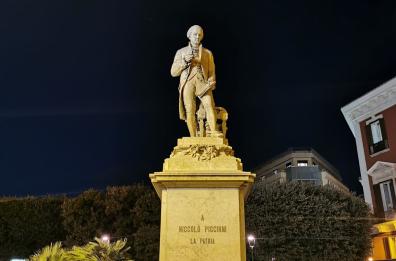 Buon compleanno Piccinni, Bari celebra il suo compositore: illuminata la statua