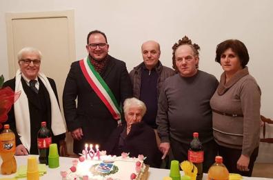 Nonna Maria spegne 105 candeline: la festa a San Michele Salentino