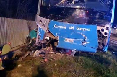 Auto contro autobus nel Foggiano: due le vittime