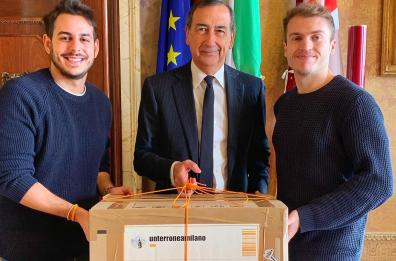 Il sindaco di Milano riceve il «pacco da giù»: l'idea curiosa di un pugliese e un campano