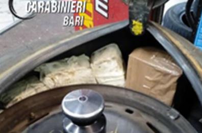 Monopoli, hashish nascosto nella ruota di scorta: arrestata una donna
