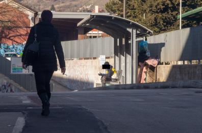Potenza, senegalese dorme al freddo su un muretto tra l'indifferenza generale