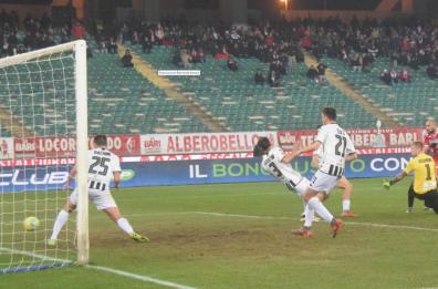 Bari, gol di Simeri porta biancorossi a meno 6 dalla capolista
Bari-Sicula Leonzio 1-0