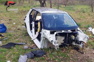 Andria, sorpresi mentre cannibalizzano un Suv rubato poco prima: arrestati in 2