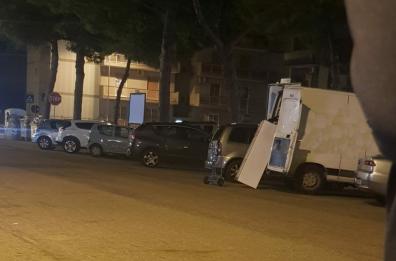 In trasferta a Bari di notte per buttare un frigorifero per strada: multato dalla polizia