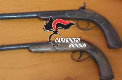 Ceglie Messapica, in casa pistole, gioielli, quadri e 5mila euro: arrestato