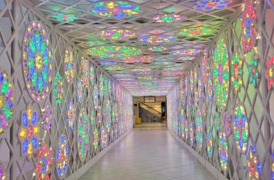 Bari, un tunnel di luminarie made in Puglia accoglie i turisti in aeroporto