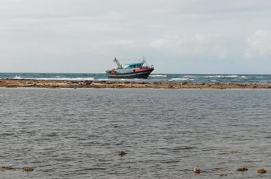 Peschereccio carico di migranti si incaglia sugli scogli: sbarco a Torre Pali, in Salento