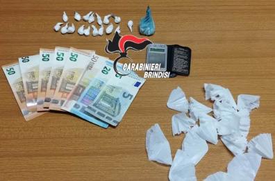 Droga, tre arresti nel Brindisino: preso 18enne vicino scuola a Ostuni