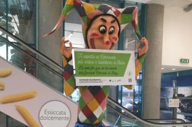 Aeroporto Bari, passeggeri accolti da «Farinella», simbolo del  Carnevale di Putignano