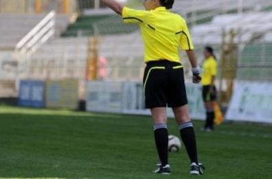 Taranto, offese sessiste contro arbitra 16enne: a insultarla i genitori dei calciatori