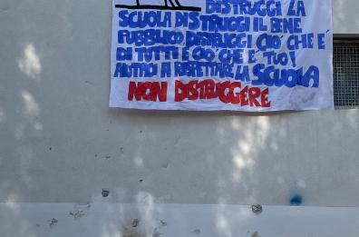 Bari, gli alunni si ribellano ai vandali: «La nostra scuola non si tocca»