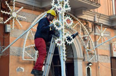 Bari, sindaco Decaro denuncia festa clan. Rimosse le luminarie al Libertà. La famiglia: «Non finisce qui»