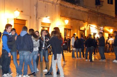 Bari, il branco molesto in via Argiro: contro i turisti lanciati anche panini e monetine