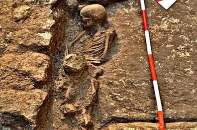 Mesagne scoperte tombe medievali: l'abbraccio di madre e figlio passa alla storia