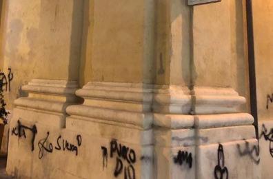 Bari, imbrattano con lo spray la chiesa di San Domenico: la denuncia di Sos Città