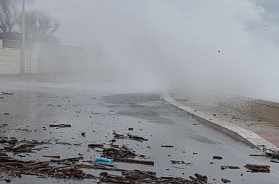 Puglia e Basilicata sferzate dal vento di burrasca. Bari, chiuso pezzo di lungomare, si arena chiatta