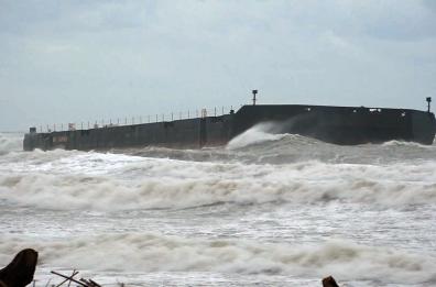 Bari, pontone si stacca dal rimorchiatore e si arena a San Giorgio