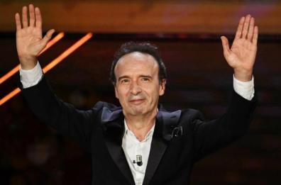 Sanremo, duetti e cover, Diodato «vola» cantando Celentano, Benigni: «Facciamo di più l'amore»