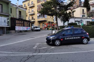 Potenza, carabiniere interviene in centro: accerchiato e aggredito
