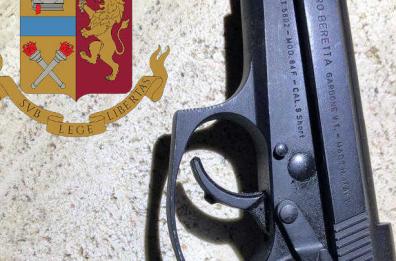 Bari, non si fermano all'alt e scatta l'inseguimento: 2 arresti con pistola carica