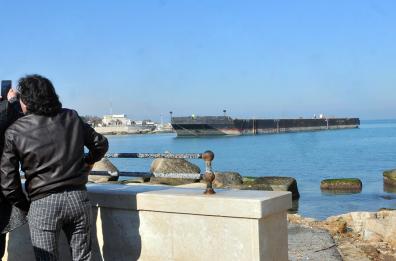 Bari,  selfie e foto davanti al pontone arenato