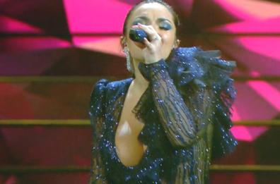 Sanremo 2020, Elettra Lamborghini: incidente sexy sul palco