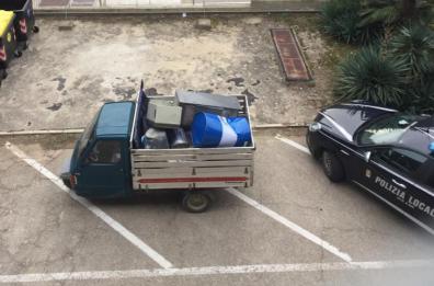 Da Bitonto abbandonava rifiuti a Bari trasportandoli con un Ape: beccato incivile
