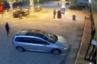 Foggia, armato di ascia minaccia il benzinaio: «Fammi il pieno»