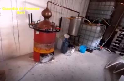 Altamura, producevano alcool da contrabbando: scoperta fabbrica clandestina