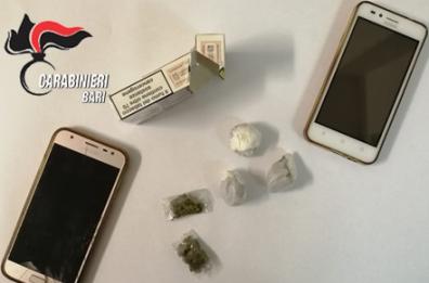 Noci, mamma pusher in treno con la droga: la nascondeva nel giubbotto del figlio