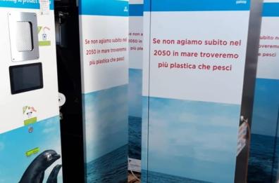 Porto Cesareo, ecocompattatori a scuola: con app e giochi i bimbi imparano a riciclare