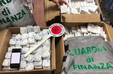 Bari, scoperti oltre 9mila accessori per la telefonia contraffatti in un negozio cinese 