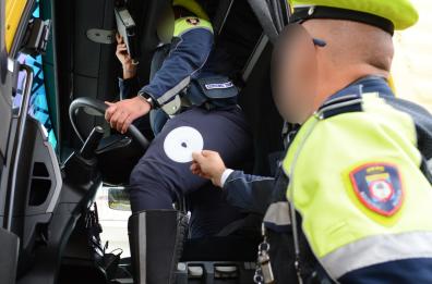Bari, montavano tachigrafi alterati: nei guai 3 camionisti
