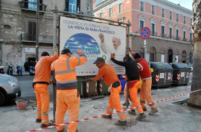 Bari, la città si «rifà il look» in attesa del Papa