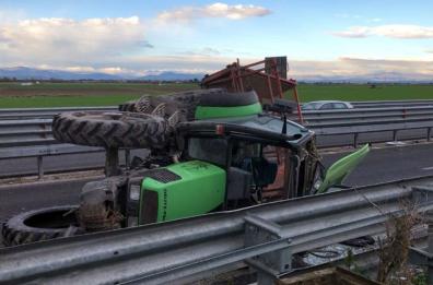 Foggia, scontro tra auto e trattore: due feriti in codice rosso