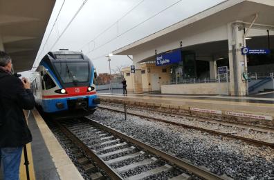 Bari-Gargano, Fitto: «Emiliano ha inaugurato il primo viaggio di un treno che non esiste» 