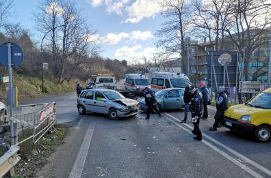 Potenza Ovest, scontro fra 2 auto: tre feriti in ospedale