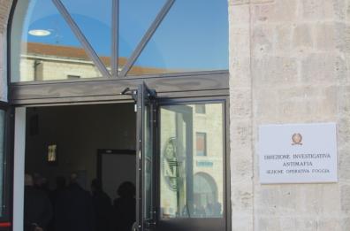 Foggia, ministro Lamorgese inaugura nuova sede Dia: migranti protestano durante visita